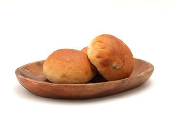 お皿にのせた 朝食 レーズンパン テーブルロール 白背景