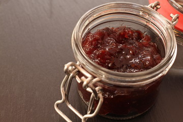 Marmelade auf schwarzem Hintergrund