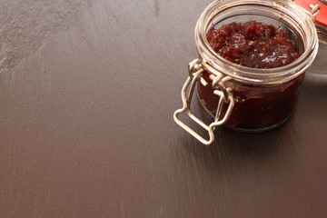 Marmelade auf schwarzem Hintergrund