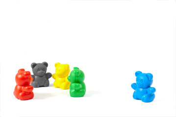Plastikbären in den Farben der politischen Parteien Deutschlands (AfD isoliert), freigestellt vor...