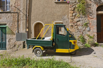 Fototapeta na wymiar Toskana-Impressionen, italienischer Kleinlaster bei der Arbeit
