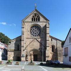 Fototapeta na wymiar Fassade der Zisterzienserklosterkirche Otterberg