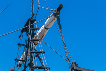 Vela mayor barco mercante en la costa