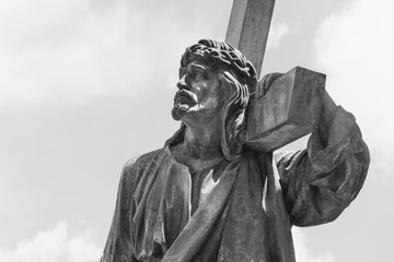 Obraz premium crucifixion of Jesus Christ as a symbol of resurrection and immortality of the human soul (ancient stone statue)