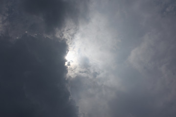 Fototapeta na wymiar 太陽の光と雲「空想・雲のモンスター（太陽の下部分からドラゴンなどが現れるようなイメージ）」」未来創世、誕生、目覚めのとき、覚醒、闇と光などのイメージ・黒い雲などにタイトルスペース（太陽とその下のモンスターがいる部分を少しアップにし、黒い分を少し多めにとり、タイトルなどを入れると効果的・案「覚醒のとき」など）