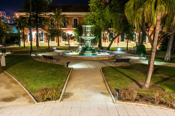 Obraz premium Night view of the courtyard with the central source of the public house Colon in Huelva