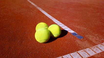 Tennisbälle auf einem Tennisplatz