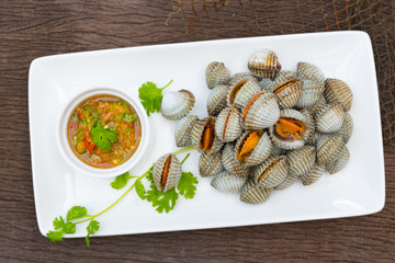 Steamed blanched clams with dipping sauce