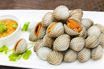Steamed blanched clams with dipping sauce