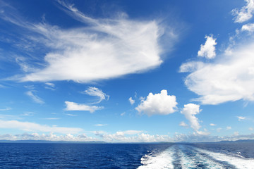 美しい沖縄の海と航跡