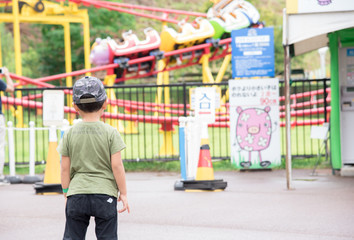 ジェットコースターを見つめる子供