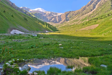 Fototapeta na wymiar Little lake of mountain valley