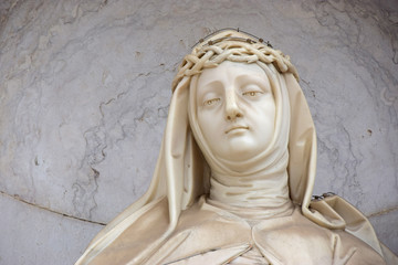 Statue der Maria Magdalena von Pazzi an der Außenfassade der Basilica de Estrela in Lissabon