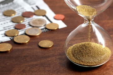 砂時計の砂が落ちる。時とビジネス。お金や経済・金融のイメージ。