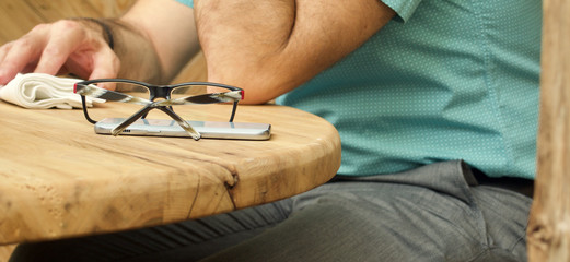 Geschäftsmann - Brille und Smartphone als symbolische Wegbegleiter 