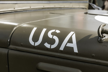 USA sur le capot d'un véhicule de la seconde guerre mondiale