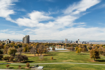Fototapeta na wymiar Denver Park and Skyline