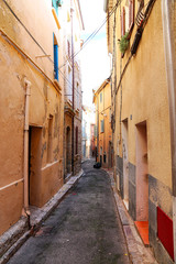Fototapeta na wymiar old street - Hyères (FRANCE)