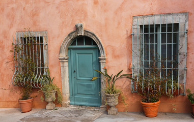 Fototapeta na wymiar old house door in downtown Hyères (FRANCE)