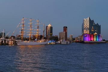 Fototapeta premium Hamburg Hafen Landungsbrücken mit Großsegler