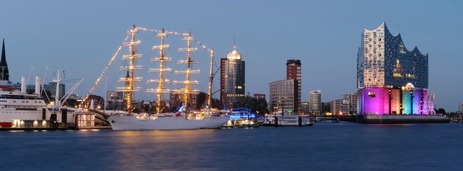 Hamburg Hafen Landungsbrücken. Elphi mit Großsegler