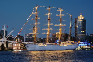 Hamburg Hafen Landungsbrücken mit Großsegler