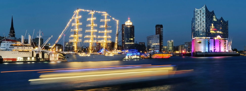 Hamburg Elbe Hafen Landungsbr&uuml;cken mit Elphi und Gro&szlig;segler