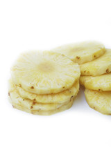 Ananas tagliato a fette isolato su sfondo bianco