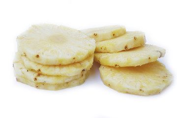 Ananas tagliato a fette isolato su sfondo bianco