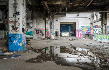 Im Inneren einer verfallenen Fabrik