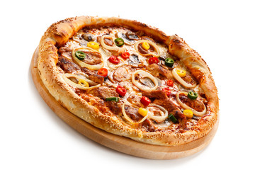 Pizza pepperoni with chicken and vegetables