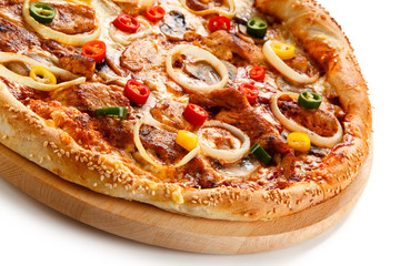 Pizza pepperoni with chicken and vegetables