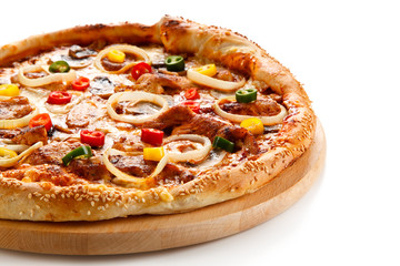 Pizza pepperoni with chicken and vegetables