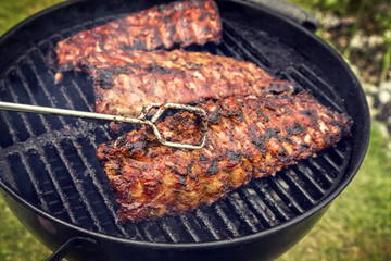 Barbecue Spare Ribs als close-up auf Holzkohle Grill