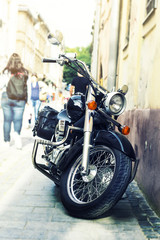 Obraz na płótnie Canvas A beautiful motorcycle parked on the city street.
