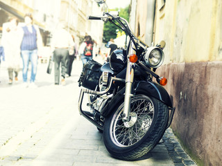 Obraz na płótnie Canvas A beautiful motorcycle parked on the city street.
