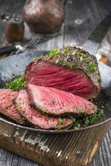 Barbecue Wagyu Chateaubriand Steak aufgeschnitten als close-up in Eisenpfanne