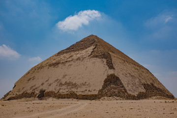 Fototapeta na wymiar エジプト スネフェル王の屈折ピラミッド -Bent Pyramid ,Egypt