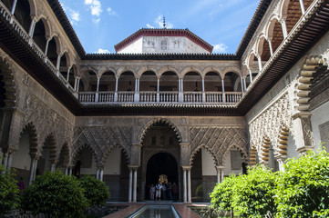 Fototapeta na wymiar Spagna: vista del Patio de las Doncellas, il Cortile delle Ancelle del Palazzo di Pietro I nell'Alcazar di Siviglia