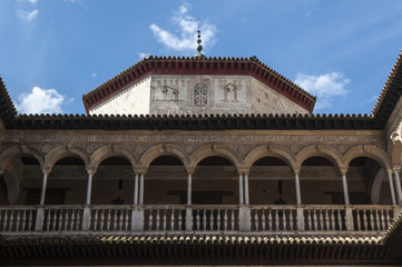 Fototapeta premium Spagna: dettagli architettonici del Patio de las Doncellas, il Cortile delle Ancelle del Palazzo di Pietro I nell'Alcazar di Siviglia