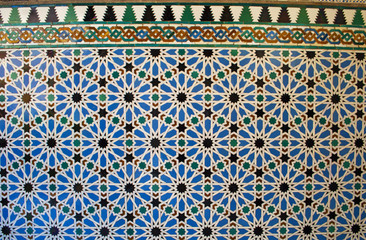 Spagna: le ceramiche decorate nei chiostri del Palazzo di Pedro I, disegnato in stile moresco per...
