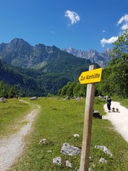 Wandern und erholen. Wegweiser zur Almhütte
