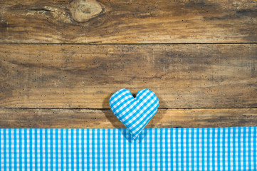 Herz Blau auf Holz Hintergrund 