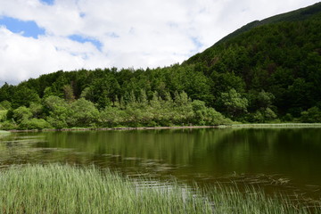 Fototapeta na wymiar Lago fra gli Appennini (Italia)