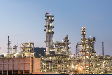 Obraz na płótnie Canvas Oil Industry Refinery factory at twilight