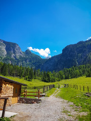 Wanderweg zum Gebirge  an einer Almhütte vorbei