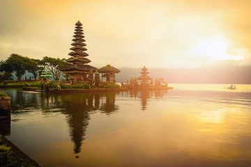 Fotobehang Ulun Danu Bratan-tempel, Hindoese tempel op Bratan-meerlandschap bij zonsopgang in Bali, Indonesië. © nuttawutnuy