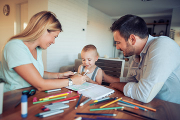 Obraz premium Smiling family drawing together at home