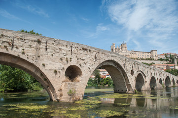 Fototapeta premium vue de Béziers avec le pont vieux et la cathédrale St Nazaire