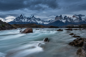 Fototapeta na wymiar Bad weather in the Torres del Paine natural park. Chile, Patogonia.
